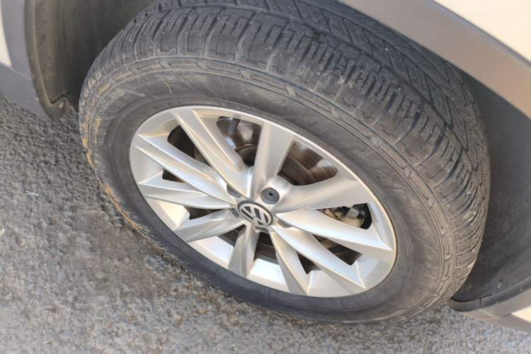 Used Volkswagen Tiguan 2017 300TSI Automatic Two-Wheel Drive Silk Road Comfort Edition Right Front Wheel Hub