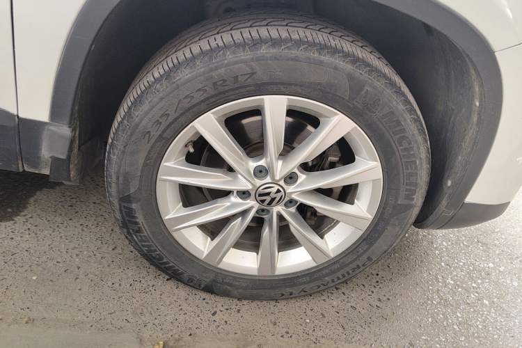 Used Volkswagen Tiguan 2017 300TSI Automatic Two-Wheel Drive Silk Road Comfort Edition Right Front Wheel Hub