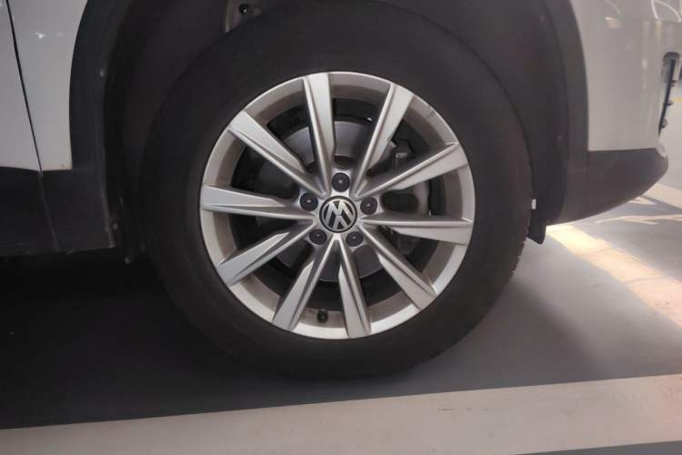 Used Volkswagen Tiguan 2017 300TSI Automatic Two-Wheel Drive Silk Road Comfort Edition Right Front Wheel Hub
