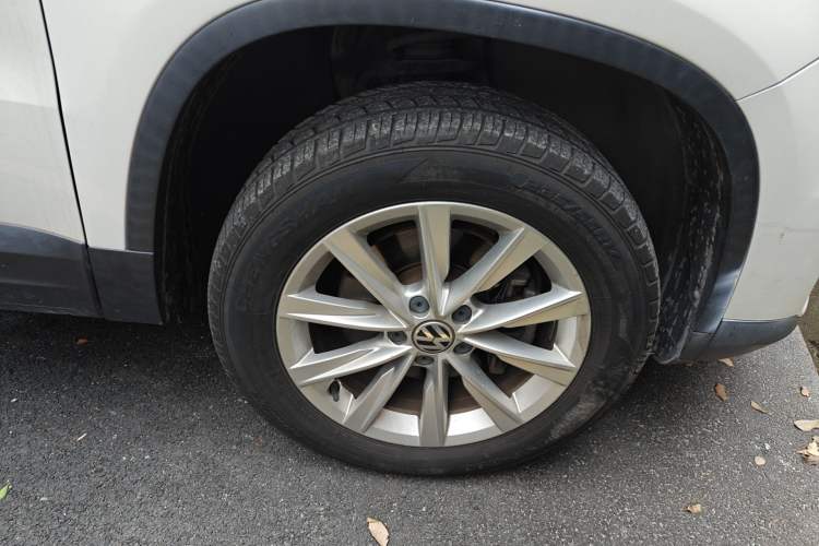 Used Volkswagen Tiguan 2017 300TSI Automatic Two-Wheel Drive Silk Road Comfort Edition Right Front Wheel Hub