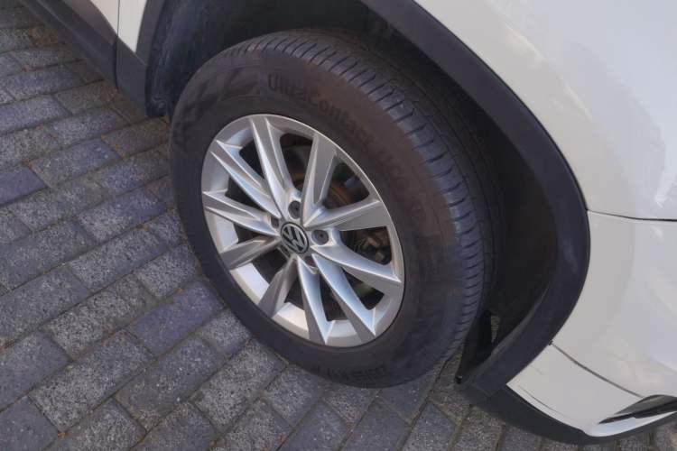 Used Volkswagen Tiguan 2017 300TSI Automatic Two-Wheel Drive Silk Road Comfort Edition Right Front Wheel Hub
