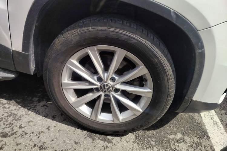Used Volkswagen Tiguan 2017 300TSI Automatic Two-Wheel Drive Silk Road Comfort Edition Right Front Wheel Hub