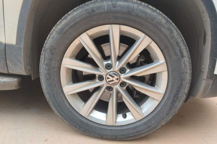 Used Volkswagen Tiguan 2017 300TSI Automatic Two-Wheel Drive Silk Road Comfort Edition Right Front Wheel Hub