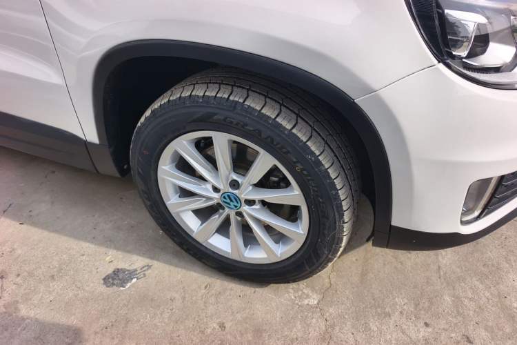 Used Volkswagen Tiguan 2017 300TSI Automatic Two-Wheel Drive Silk Road Luxury Edition Right Front Wheel Hub