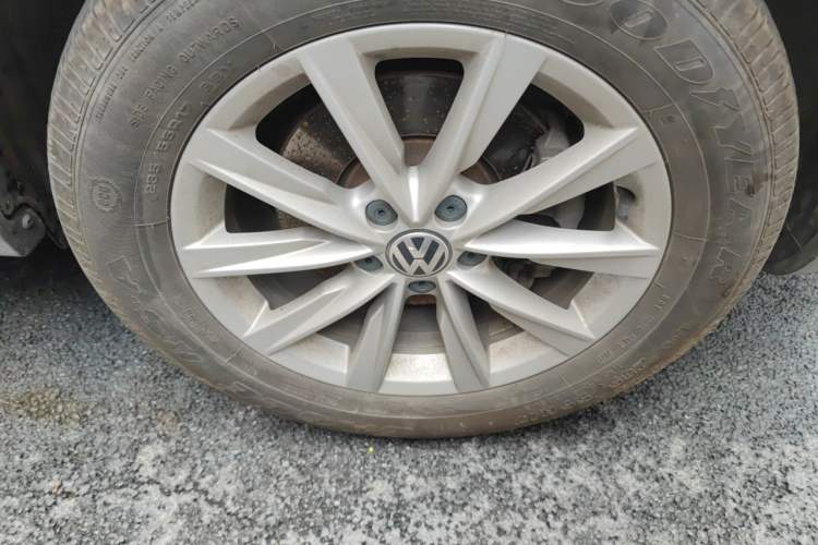 Used Volkswagen Tiguan 2017 300TSI Automatic Two-Wheel Drive Silk Road Comfort Edition Right Front Wheel Hub