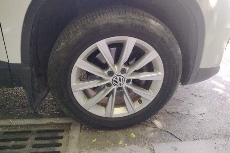 Used Volkswagen Tiguan 2017 300TSI Automatic Two-Wheel Drive Silk Road Comfort Edition Right Front Wheel Hub