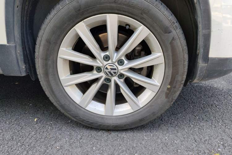 Used Volkswagen Tiguan 2017 300TSI Automatic Two-Wheel Drive Silk Road Comfort Edition Right Front Wheel Hub