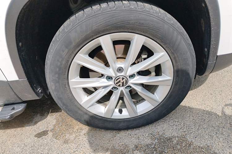 Used Volkswagen Tiguan 2017 300TSI Automatic Two-Wheel Drive Silk Road Luxury Edition Right Front Wheel Hub