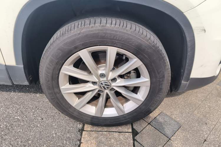 Used Volkswagen Tiguan 2017 300TSI Automatic Two-Wheel Drive Silk Road Comfort Edition Right Front Wheel Hub