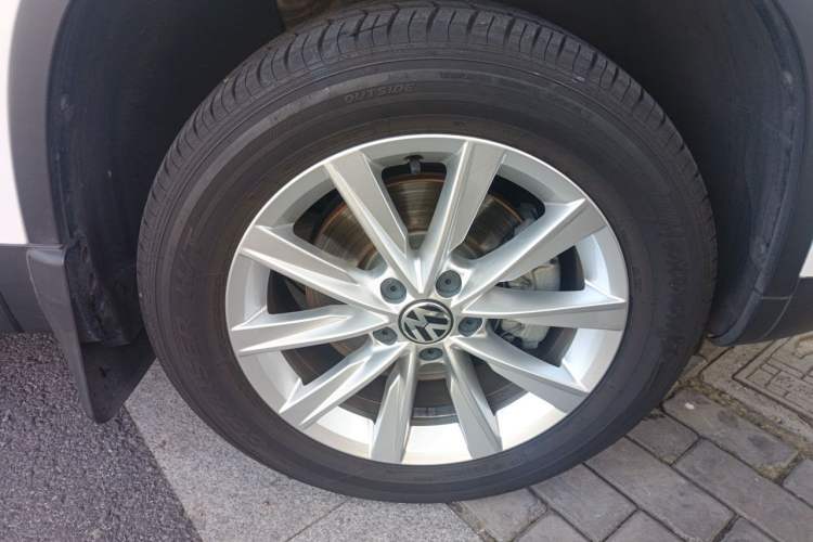 Used Volkswagen Tiguan 2017 300TSI Automatic Two-Wheel Drive Silk Road Comfort Edition Right Front Wheel Hub