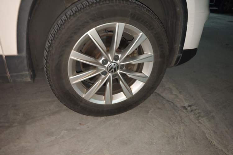 Used Volkswagen Tiguan 2017 300TSI Automatic Two-Wheel Drive Silk Road Comfort Edition Right Front Wheel Hub