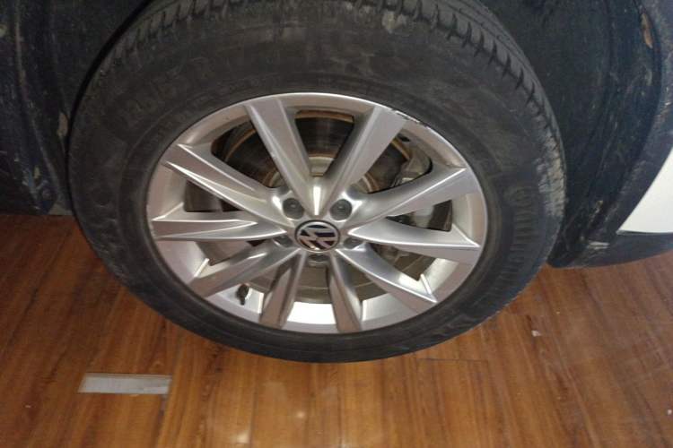 Used Volkswagen Tiguan 2017 300TSI Automatic Two-Wheel Drive Silk Road Comfort Edition Right Front Wheel Hub