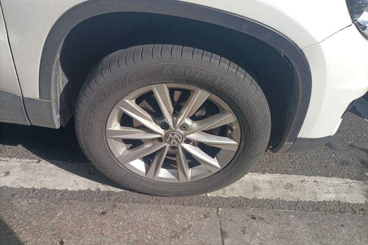 Used Volkswagen Tiguan 2017 300TSI Automatic Two-Wheel Drive Silk Road Comfort Edition Right Front Wheel Hub