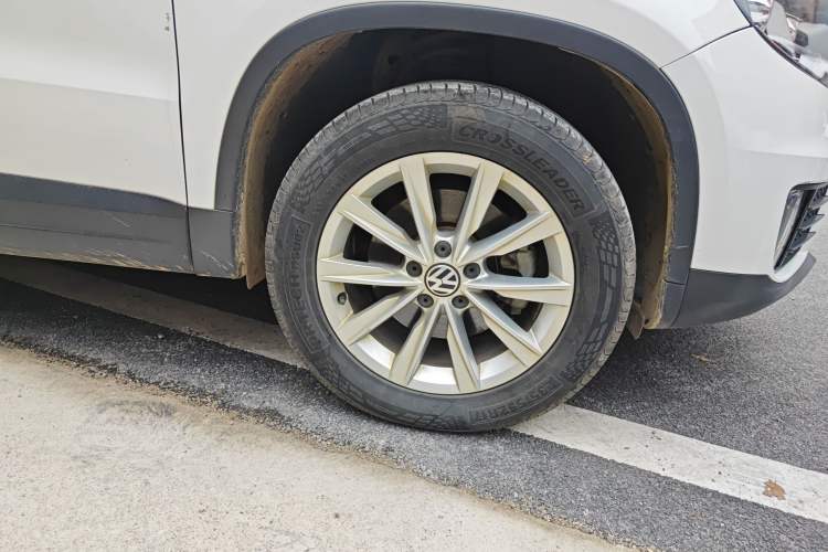 Used Volkswagen Tiguan 2017 300TSI Automatic Two-Wheel Drive Silk Road Comfort Edition Right Front Wheel Hub