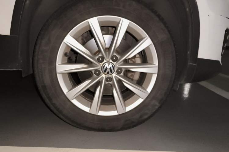 Used Volkswagen Tiguan 2017 300TSI Automatic Two-Wheel Drive Silk Road Comfort Edition Right Front Wheel Hub