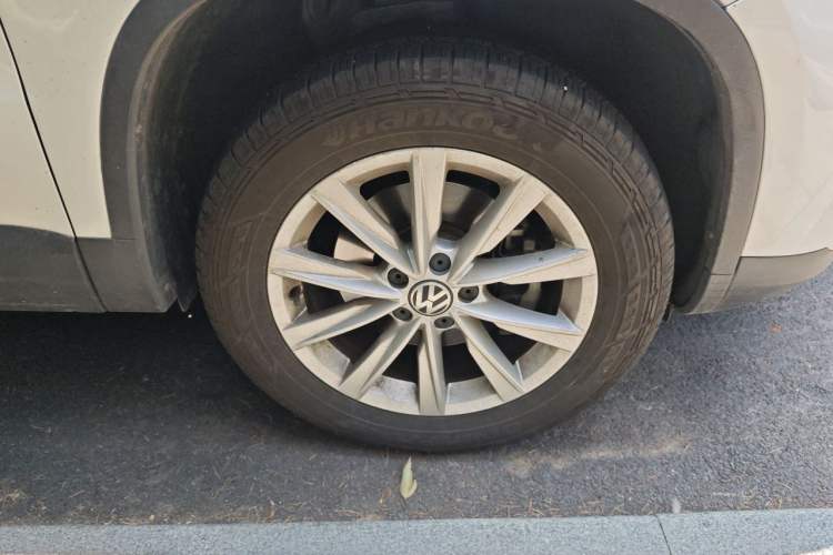 Used Volkswagen Tiguan 2017 300TSI Automatic Two-Wheel Drive Silk Road Comfort Edition Right Front Wheel Hub