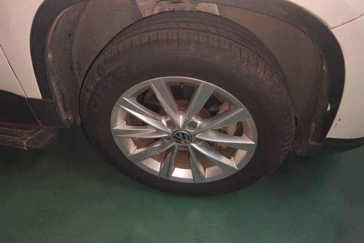 Used Volkswagen Tiguan 2017 300TSI Automatic Two-Wheel Drive Silk Road Comfort Edition Right Front Wheel Hub