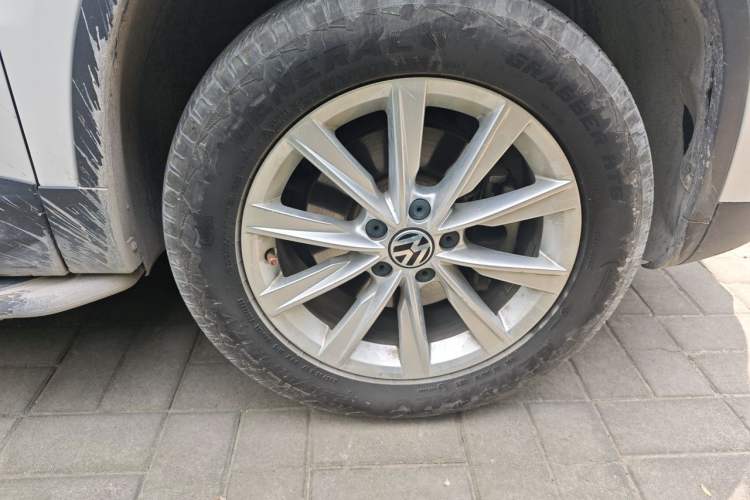 Used Volkswagen Tiguan 2017 300TSI Automatic Two-Wheel Drive Silk Road Luxury Edition Right Front Wheel Hub