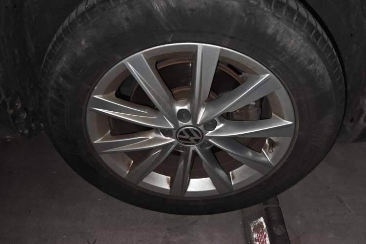 Used Volkswagen Tiguan 2017 300TSI Automatic Two-Wheel Drive Silk Road Comfort Edition Right Front Wheel Hub