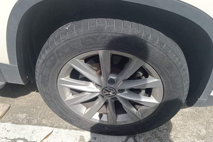Used Volkswagen Tiguan 2017 300TSI Automatic Two-Wheel Drive Silk Road Comfort Edition Right Front Wheel Hub