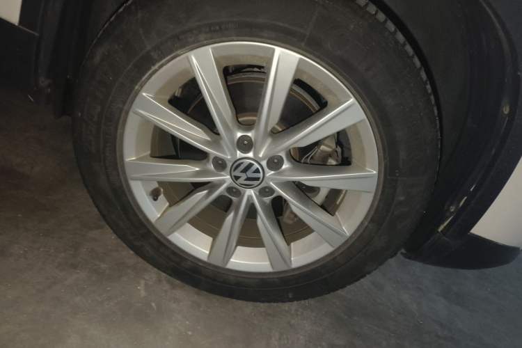 Used Volkswagen Tiguan 2017 300TSI Automatic Two-Wheel Drive Silk Road Comfort Edition Right Front Wheel Hub