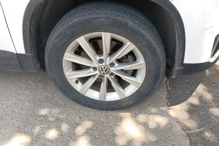 Used Volkswagen Tiguan 2017 300TSI Automatic Two-Wheel Drive Silk Road Luxury Edition Right Front Wheel Hub