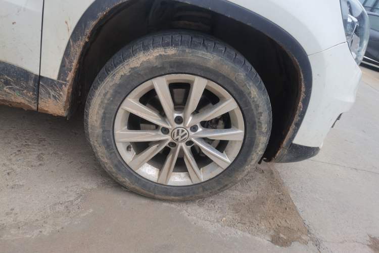 Used Volkswagen Tiguan 2017 300TSI Automatic Two-Wheel Drive Silk Road Comfort Edition Right Front Wheel Hub