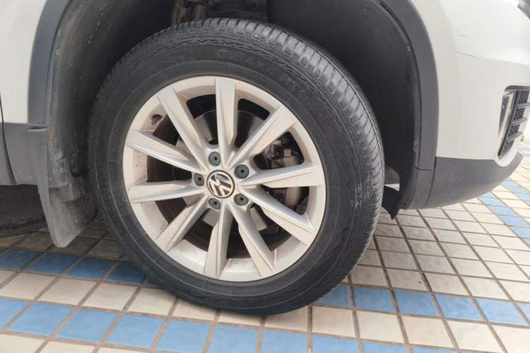 Used Volkswagen Tiguan 2017 300TSI Automatic Two-Wheel Drive Silk Road Comfort Edition Right Front Wheel Hub
