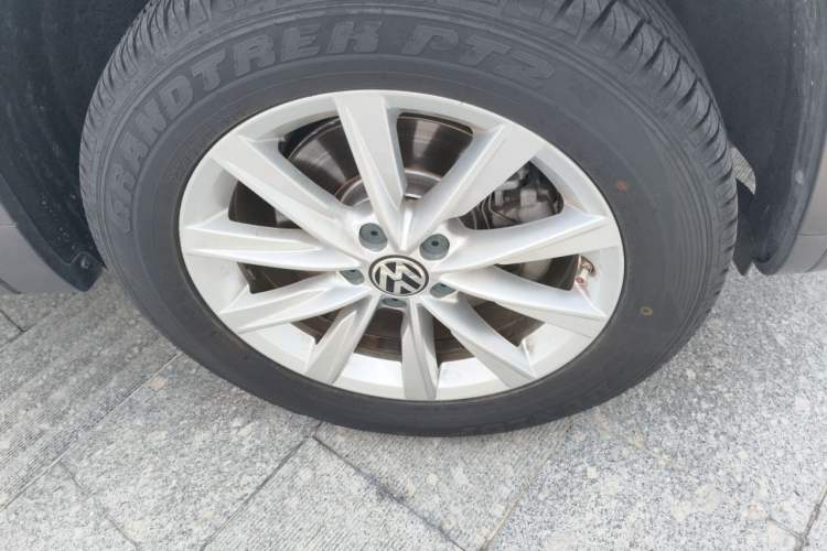 Used Volkswagen Tiguan 2017 300TSI Automatic Two-Wheel Drive Silk Road Comfort Edition Right Front Wheel Hub