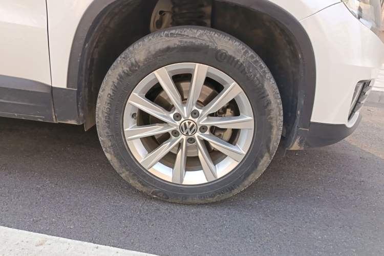 Used Volkswagen Tiguan 2017 300TSI Automatic Two-Wheel Drive Silk Road Luxury Edition Right Front Wheel Hub
