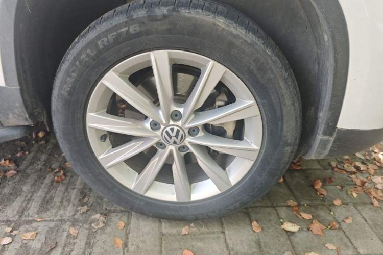 Used Volkswagen Tiguan 2017 300TSI Automatic Two-Wheel Drive Silk Road Comfort Edition Right Front Wheel Hub