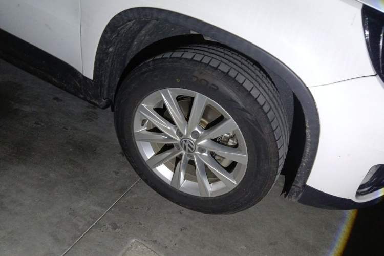 Used Volkswagen Tiguan 2017 300TSI Automatic Two-Wheel Drive Silk Road Comfort Edition Right Front Wheel Hub