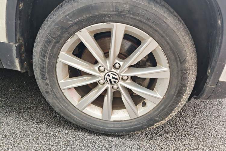 Used Volkswagen Tiguan 2017 300TSI Automatic Two-Wheel Drive Silk Road Luxury Edition Right Front Wheel Hub