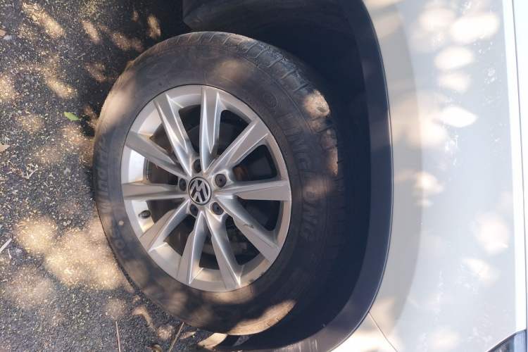 Used Volkswagen Tiguan 2017 300TSI Automatic Two-Wheel Drive Silk Road Luxury Edition Right Front Wheel Hub