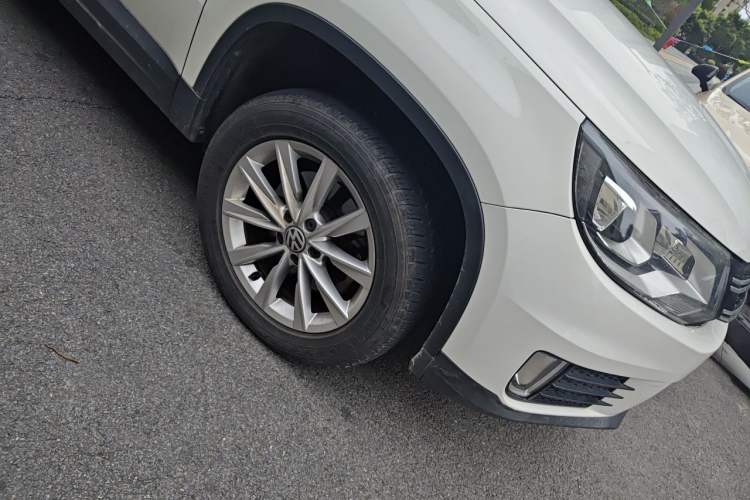 Used Volkswagen Tiguan 2017 300TSI Automatic Two-Wheel Drive Silk Road Comfort Edition Right Front Wheel Hub