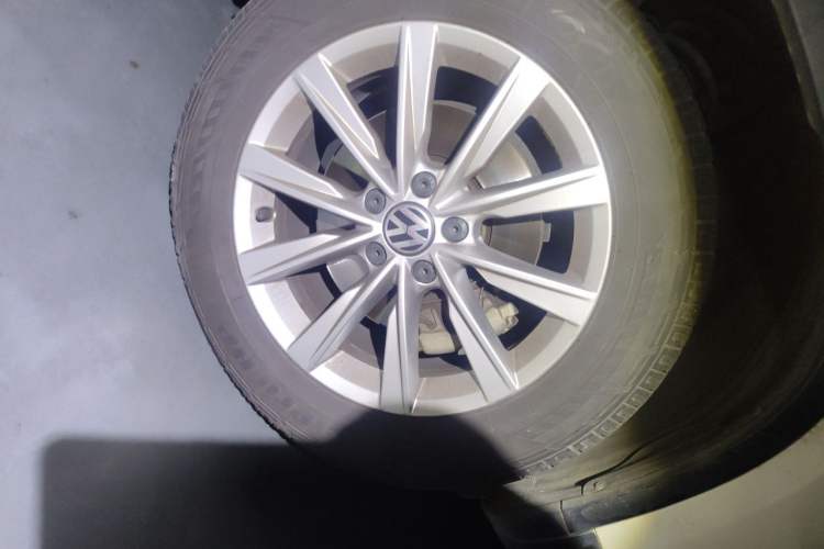 Used Volkswagen Tiguan 2017 300TSI Automatic Two-Wheel Drive Silk Road Comfort Edition Right Front Wheel Hub