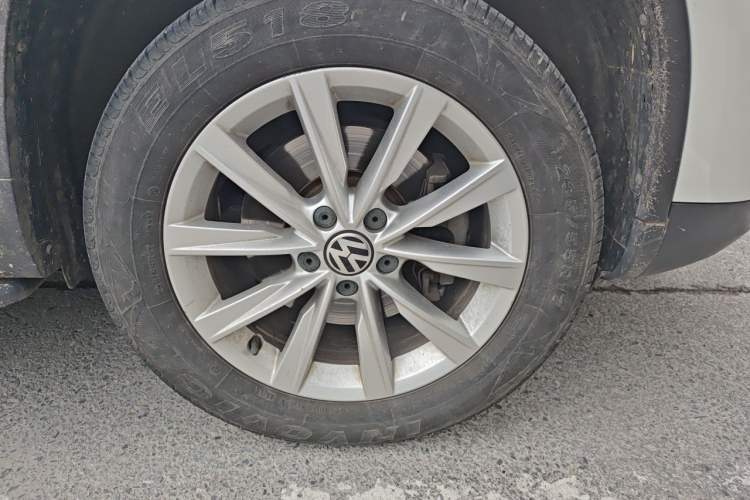 Used Volkswagen Tiguan 2017 300TSI Automatic Two-Wheel Drive Silk Road Comfort Edition Right Front Wheel Hub