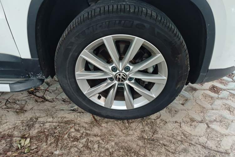 Used Volkswagen Tiguan 2017 300TSI Automatic Two-Wheel Drive Silk Road Comfort Edition Right Front Wheel Hub