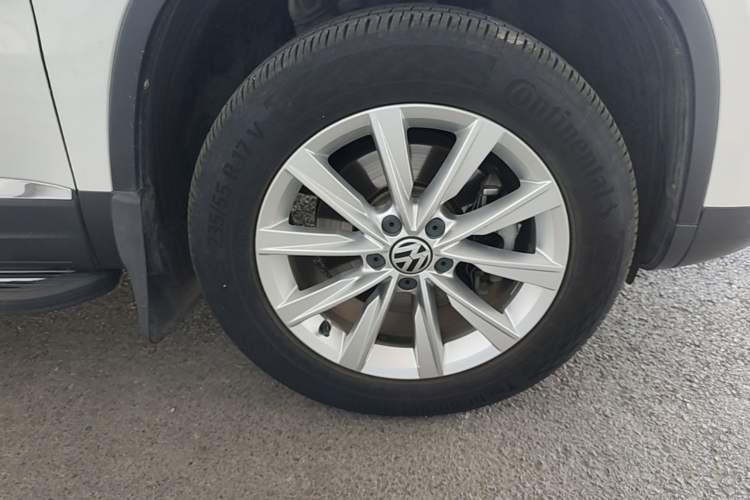 Used Volkswagen Tiguan 2017 300TSI Automatic Two-Wheel Drive Silk Road Comfort Edition Right Front Wheel Hub