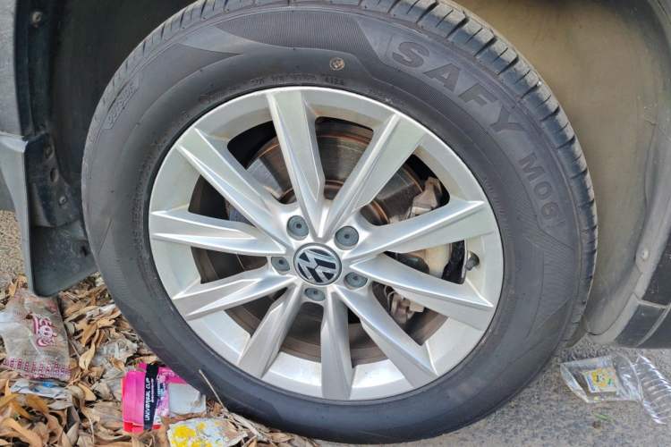 Used Volkswagen Tiguan 2017 300TSI Automatic Two-Wheel Drive Silk Road Comfort Edition Right Front Wheel Hub