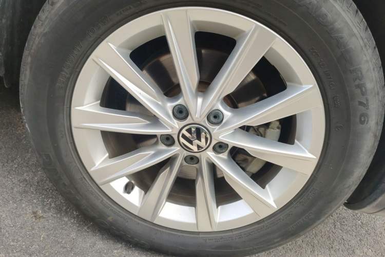 Used Volkswagen Tiguan 2017 300TSI Automatic Two-Wheel Drive Silk Road Comfort Edition Right Front Wheel Hub