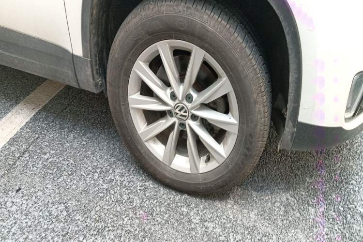 Used Volkswagen Tiguan 2017 300TSI Automatic Two-Wheel Drive Silk Road Comfort Edition Right Front Wheel Hub