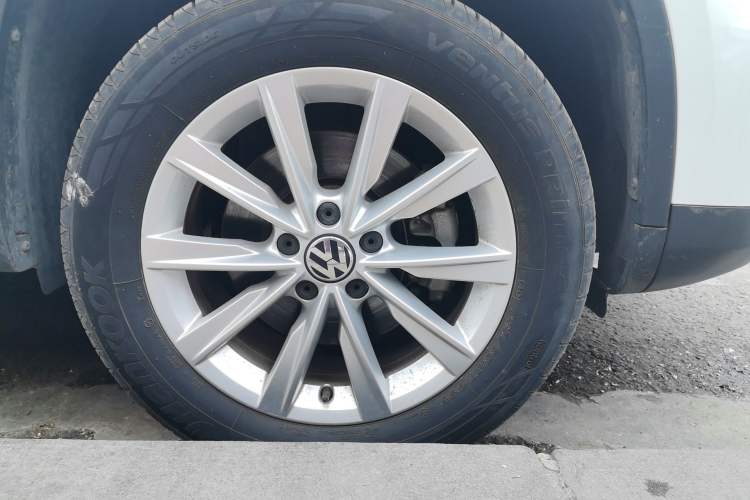 Used Volkswagen Tiguan 2017 300TSI Automatic Two-Wheel Drive Silk Road Comfort Edition Right Front Wheel Hub