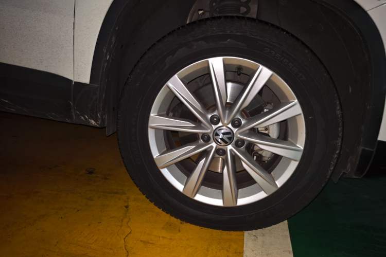 Used Volkswagen Tiguan 2017 300TSI Automatic Two-Wheel Drive Silk Road Luxury Edition Right Front Wheel Hub