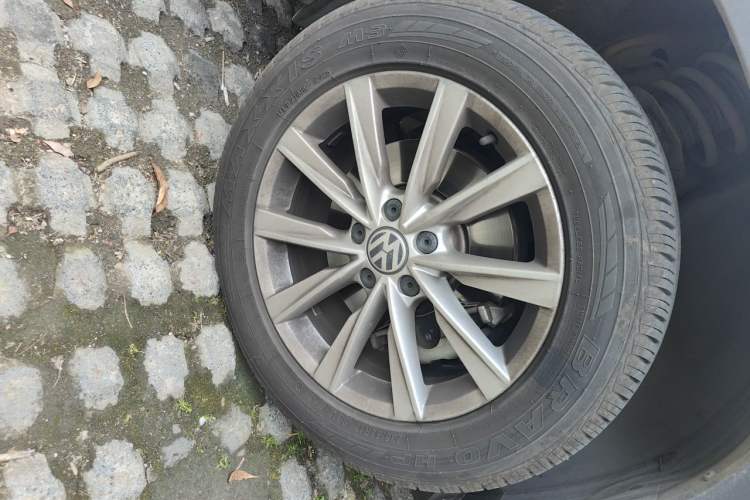 Used Volkswagen Tiguan 2017 300TSI Automatic Two-Wheel Drive Silk Road Comfort Edition Right Front Wheel Hub