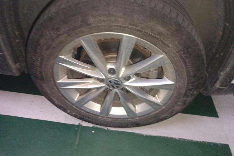 Used Volkswagen Tiguan 2017 300TSI Automatic Two-Wheel Drive Silk Road Luxury Edition Right Front Wheel Hub