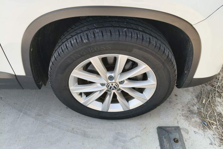 Used Volkswagen Tiguan 2017 300TSI Automatic Two-Wheel Drive Silk Road Comfort Edition Right Front Wheel Hub