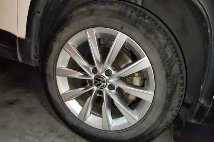 Used Volkswagen Tiguan 2017 300TSI Automatic Two-Wheel Drive Silk Road Luxury Edition Right Front Wheel Hub