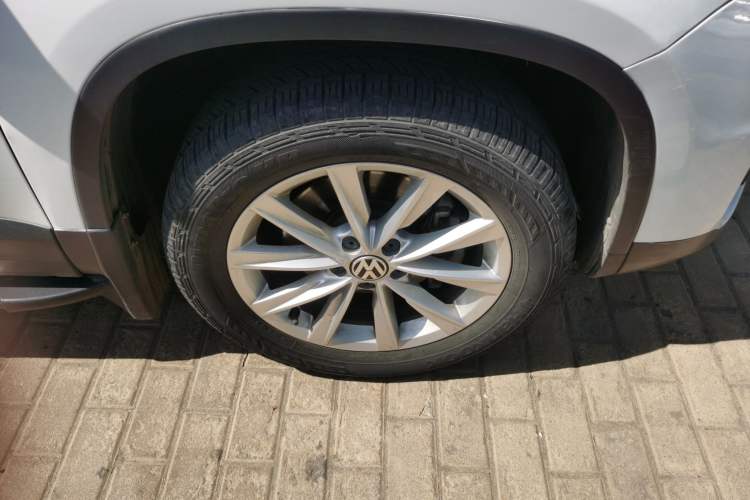 Used Volkswagen Tiguan 2017 300TSI Automatic Two-Wheel Drive Silk Road Comfort Edition Right Front Wheel Hub