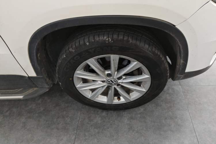 Used Volkswagen Tiguan 2017 300TSI Automatic Two-Wheel Drive Silk Road Comfort Edition Right Front Wheel Hub